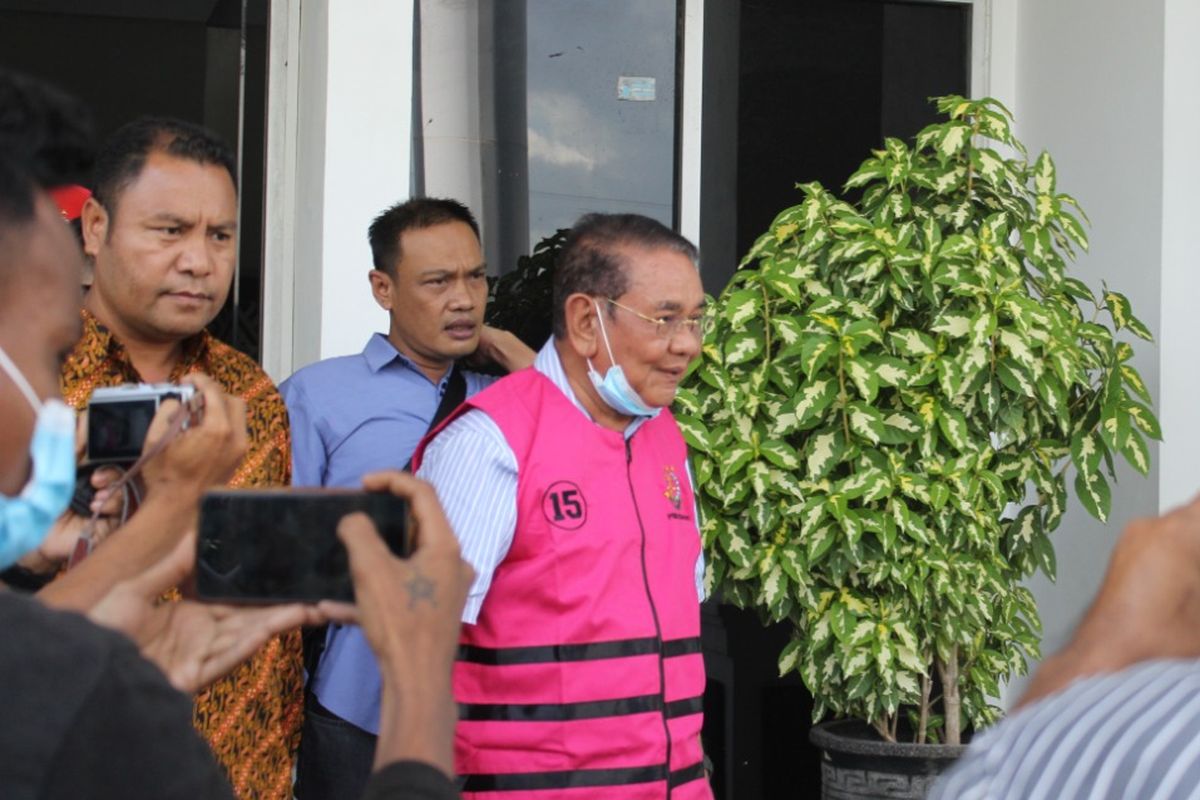 Mantan Bupati Kupang Ibrahim Agustinus Medah ditahan Kejati NTT, Jumat (3/12/2021)