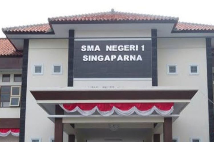 Inilah sekolah Kepala SMAN 1 Singaparna Kabupaten Tasikmalaya bersama dua rekan kepala sekolah lainnya diberhentikan tanpa alasan jelas dan tanpa penugasan dinas baru dengan SK Baru, Rabu (8/12/2021).