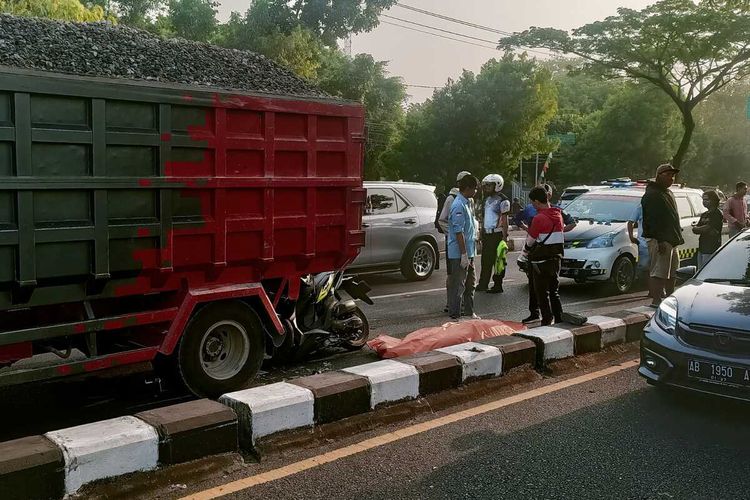 Pemotor Tewas Tabrak Mobil Usai Terobos Lampu Merah di Depok