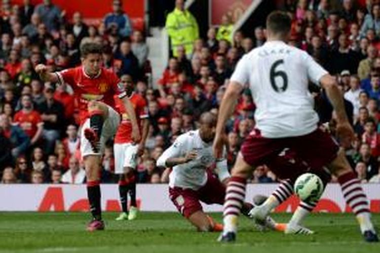 Gelandang Manchester United, Ander Herrera, saat melepaskan tendangan yang berujung gol ke gawang Aston Villa pada lanjutan Premier League di Old Trafford, Sabtu (4/4/2015). 