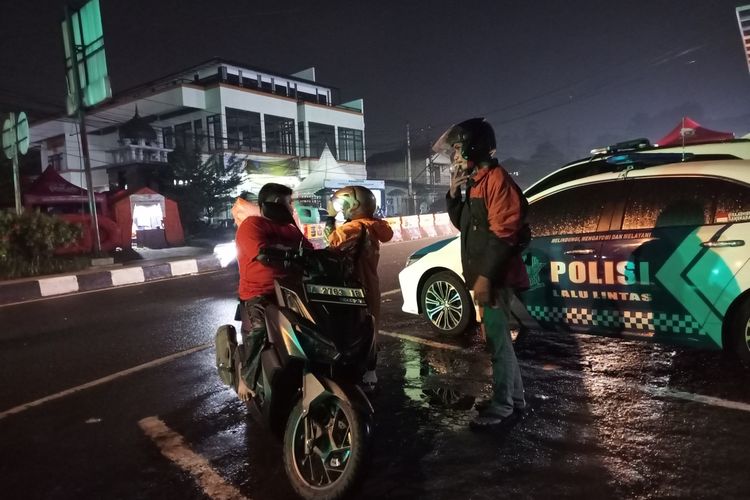 Uus (41) dan Dewi (38), pasangan suami istri yang hendak mudik ke Ciamis tersasar ke jalan tikus gara-gara salah baca penunjuk arah Google Maps. Uus baru menyadari bahwa motor yang dikendarainya telah salah jalan setibanya di Ciawi, Puncak Bogor, Jawa Barat, Kamis (20/4/2023) malam.