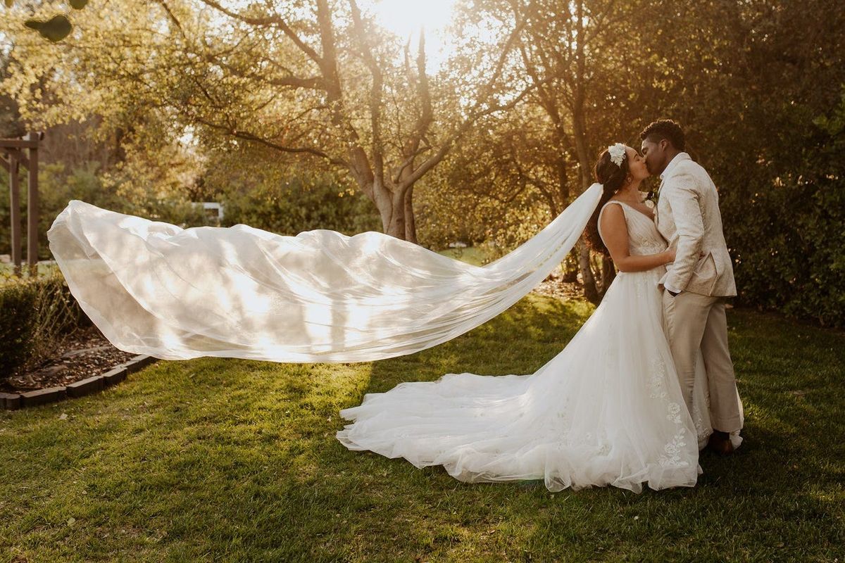 Pasangan pengantin melakukan pemotretan foto pernikahan bertema serial Bridgerton.