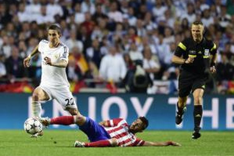 Pemain sayap Real Madrid, Angel Di Maria (kiri), berebut bola dengan penyerang Atletico Madrid, David Villa, pada final Liga Champions, di Estadio da Luz, Lisabon, Sabtu (24/5/2014).