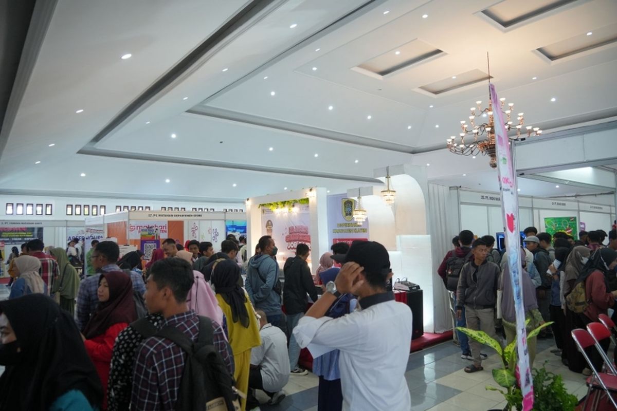 Gelaran Klaten Gumregah Job Fair 2024 dihadiri ribuan pencari kerja dari Kabupaten Klaten dan sekitarnya. 