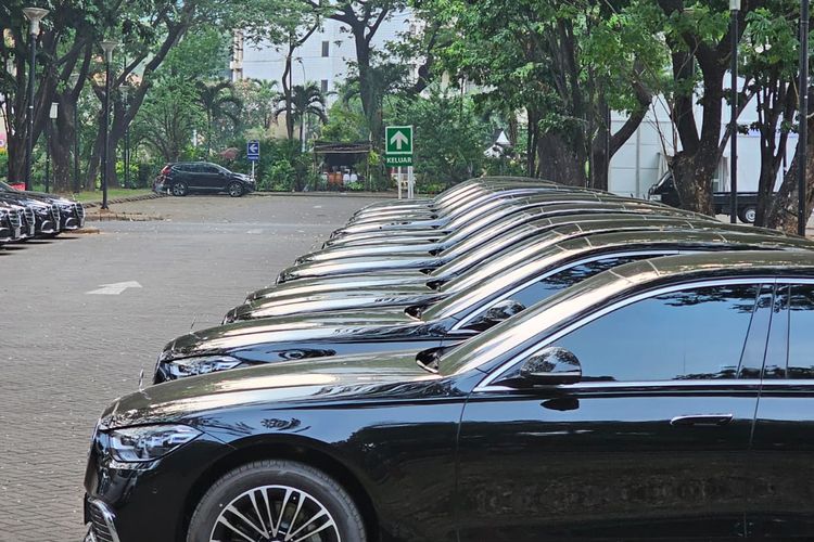 Mercy S-Class Berjejer di Parkir Timur Senayan