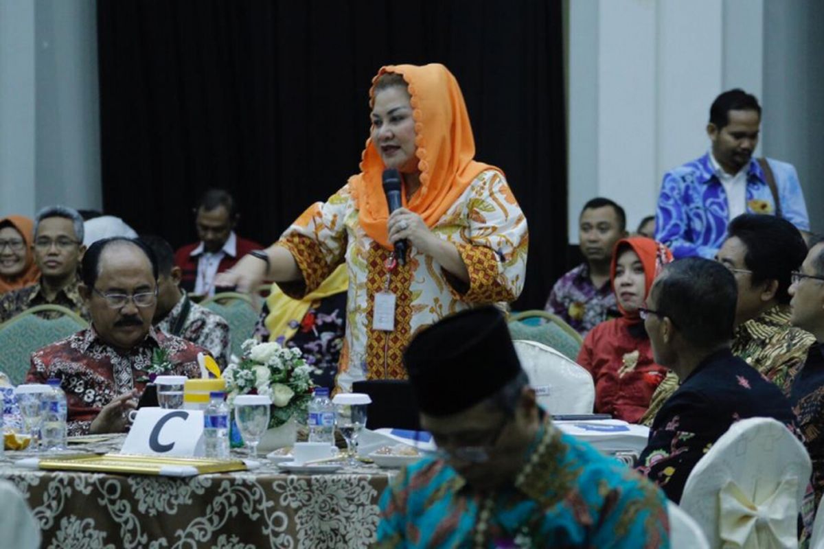 Wakil Wali Kota Semarang, Hevearita Gunaryanti Rahayu mewakili Kota Semarang menerima penghargaan dari Kementerian Kesehatan karena telah mengupayakan 5 pilar Sanitasi Total Berbasis Masyarakat (STBM), di Auditorium Siwabessy, Kantor Kementerian Kesehatan Jakarta, Kamis (18/10/2018).
