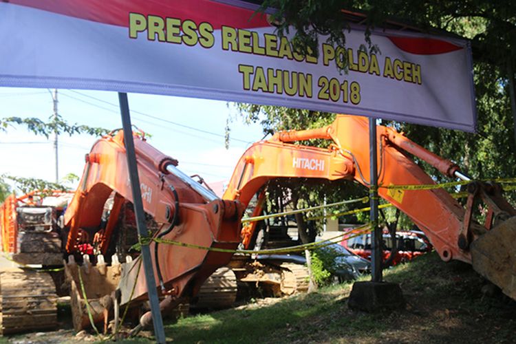 Dua ekskavator yang disita dari HU (49) dan SY (40), tersangka penambang emas ilegal yang dibekuk tim Tim Dit Reskrimsus Polda Aceh di kawasan Hutan Lindung, Krueng Alue Ruek, Gampong Bangkeh, Kecamatan Geumpang, Kabupaten Pidie, Senin (15/1/2018).