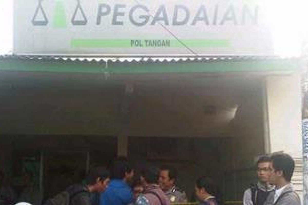 Perampokan kantor Pegadaian Unit Poltangan, Tanjung Barat, Pasar Minggu, Senin (15/10/2012) sekitar pukul 14.15 WIB.