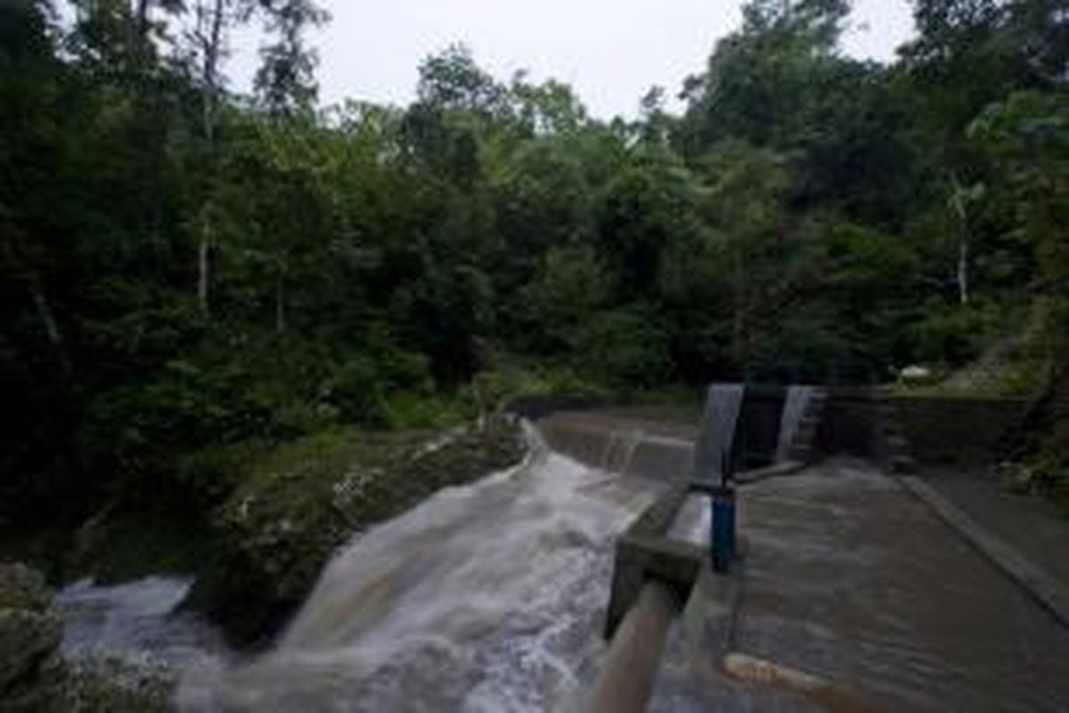 Bendungan dibangun di sungai untuk menyalakan generator hidroelektrik atau disebut mikrohidro di Desa Kamanggih, Sumba, 19 Maret 2014.