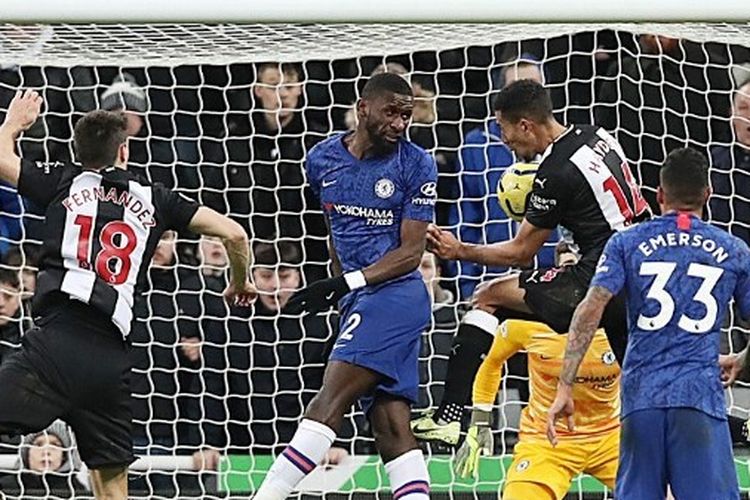 Isaac Hayden menyundul bola dalam laga Newcastle United vs Chelsea di Stadion St James Park, Minggu (19/1/2020).