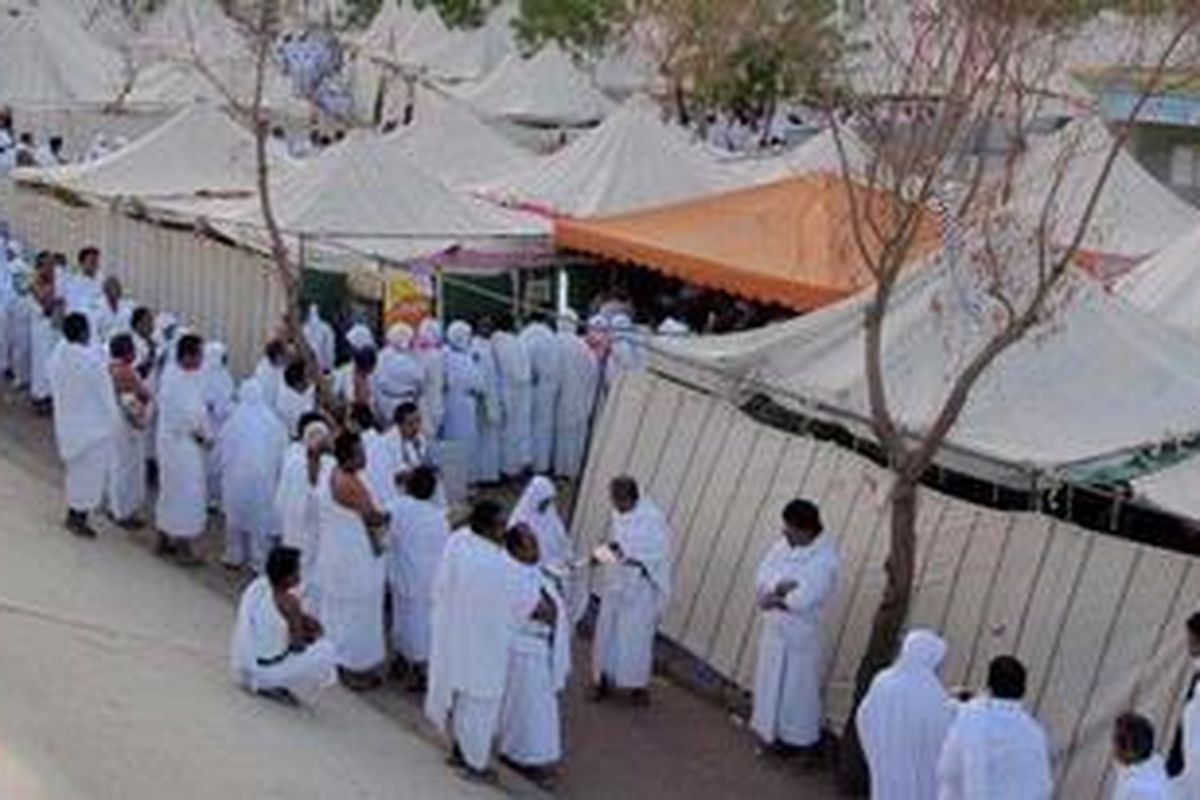 Jemaah haji Indonesia sedang antre makan pagi di antara tenda-tenda,saat wukuf di Padang Arafah, pada musim haji tahun 2010. 