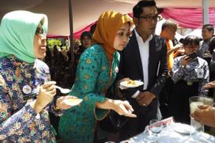 Wali Kota Bandung, Ridwan Kamil bersama istrinya Atalia, saat menyicipi masakan yang terbuat dari olahan pengganti beras di SMP Negeri 13 Bandung, Jalan Mutiara, Kota Bandung, Kamis (20/8/2015).