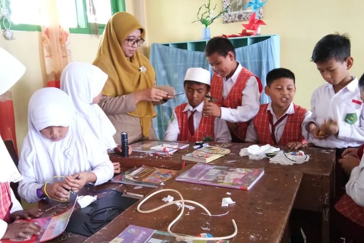 Siswa kelas empat Madrasah Ibtidaiyah Negeri (MIN) 1 Balikpapan, Kalimantan Timur terlihat antusias, gembira dan senang belajar IPA di kelas yang diampu oleh guru mereka, Wiwik Kustinaningsih.