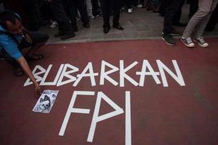 Massa dari Gerakan Indonesia Tanpa FPI, Selasa (14/2/2012), berunjuk rasa di Bundaran Hotel Indonesia, Jakarta. Mereka menolak segala bentuk kekerasan dan intimidasi serta meminta pemerintah membubarkan organinasi masyarakat yang meresahkan.