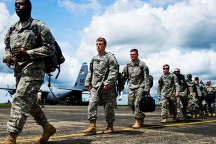 Para prajurit dari kesatuan Pasulan Divisi Lintas Udara 101 tiba di Monrovia, Liberia untuk membantu negeri itu menanggulangi wabah ebola.