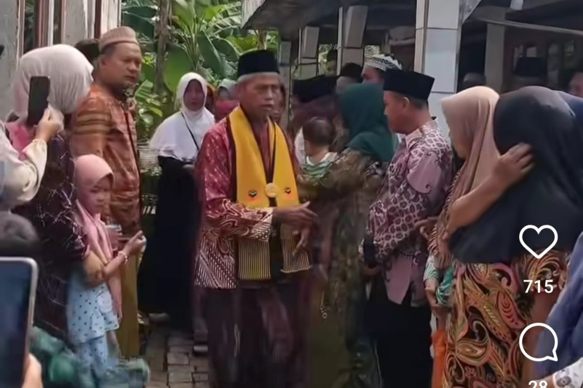 Ahmad Zuhdi, berpamitan dengan para tetangganya untuk berangkat umrah.