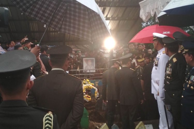 Prosesi pemakaman mantan KSAD Jenderal TNI (Purn) George Toisutta secara militer di TPU Dadi, Makassar, Sulawesi Selatan, Rabu (12/6/2019).
