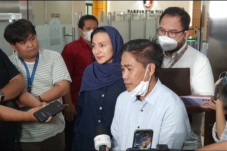 Aktris dan politikus Wanda Hamidah saat ditemui di halaman gedung Bareskrim Polri pada Senin (5/12/2022).