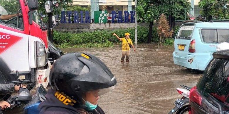Banjir yang merendam Jalan DI Panjaitan, Kecamatan Jatinegara, Jakarta Timur, Rabu (7/9/2022). 