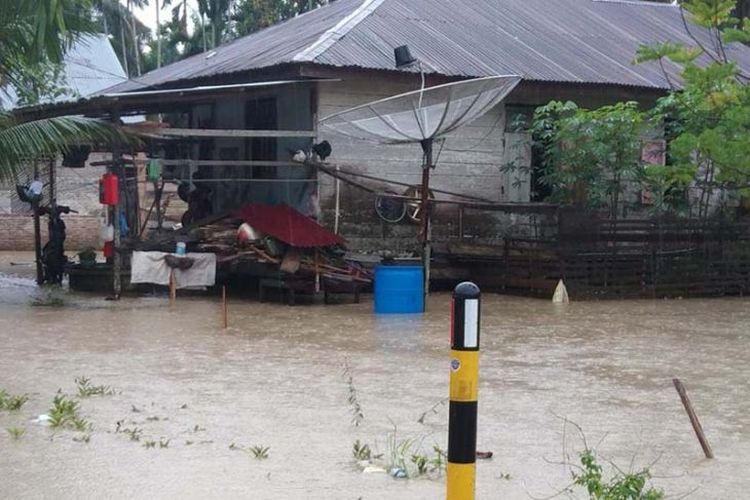 Banjir merendam permukiman warga di Desa Kumbang LT, Kecamatan Lhoksukon, Kabupaten Aceh Utara, Jumat (31/12/2021).