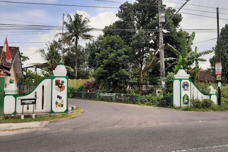 Gapura  Padukuhan Sanggrahan, Kalurahan Tirtoadi, Kapanewon Mlati, Kabupaten Sleman, DI Yogyakarta (DIY). Padukuhan Sanggrahan menjadi salah satu wilayah yang terdampak tol Yogya-Bawen. Secara wilayah administrasi hampir 50 persen Padukuhan Sanggrahan hilang untuk jalan tol Yogya-Bawen.