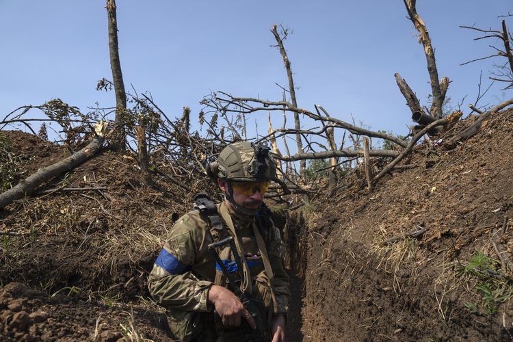 Tentara Ukraina berjalan di parit garis depan wilayah Zaporizhzhia, Ukraina, Jumat (23/6/2023) dalam lanjutan perang melawan Rusia.