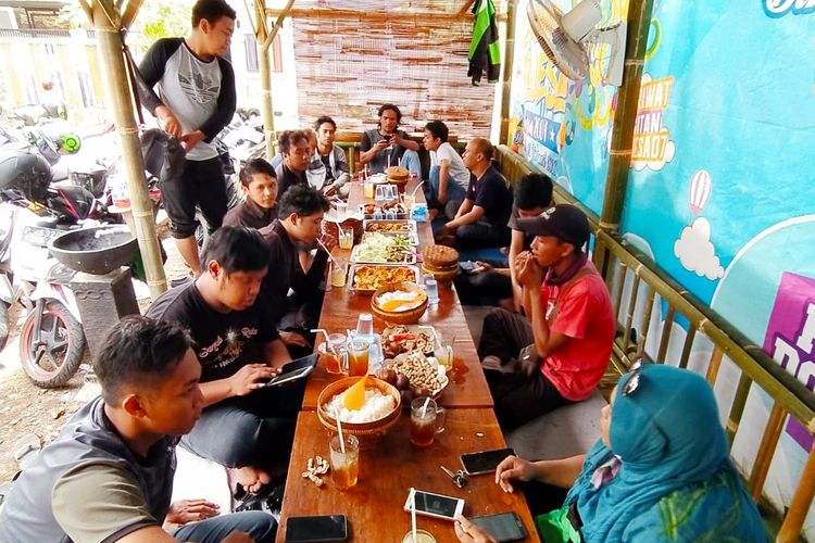 Warung Bang Fahri selalu ramai oleh para pembeli setiap harinya