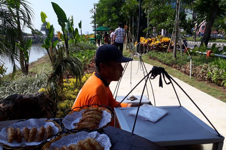 Penjual jajanan Rangin di taman sungai Kali Jagir Surabaya