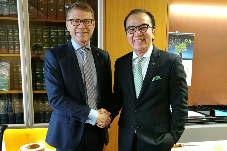 Pertemuan antara Duta Besar Indonesia untuk Selandia Baru Tantowi Yahya dengan Menteri Pendidikan Tinggi Selandia Baru, Paul Goldsmith, Juli 2017.