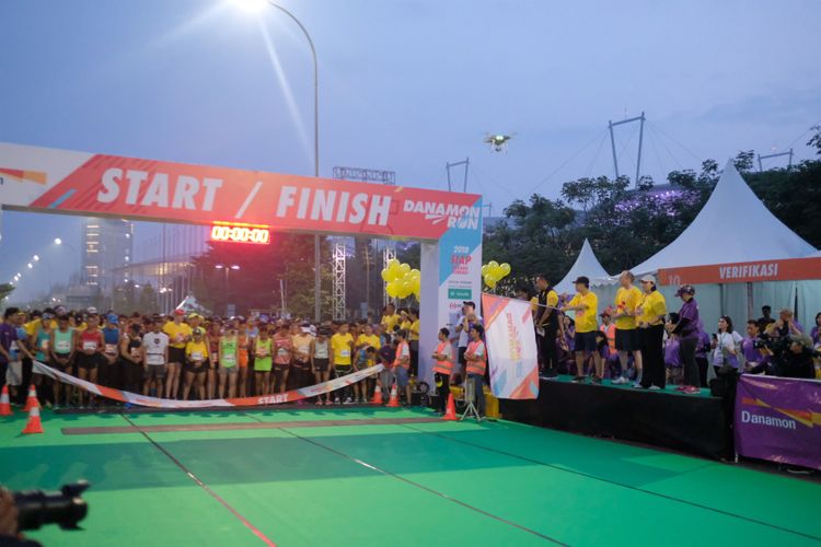 Direktur Utama Bank Danamon, Sng Seow Wah, mengibarkan bendera menandakan mulainya Danamon Run 2018. Acara ini diikuti oleh sekitar 5.000 peserta dan memikat banyak komunitas lari yang berdomisili di Jakarta maupun kota lainnya.