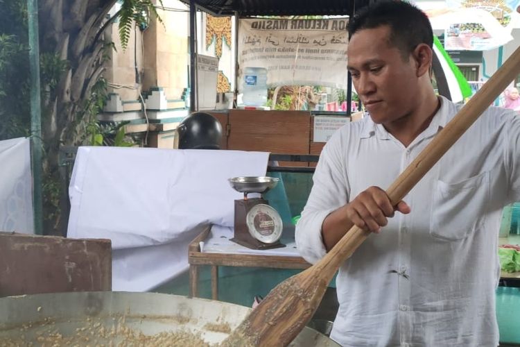 Pengurus Masjid Jamik Singaraja, Kabupaten Buleleng, Provinsi Bali, menyiapkan bubur Kajanan untuk buka puasa bersama, Jumat (15/3/2024). 