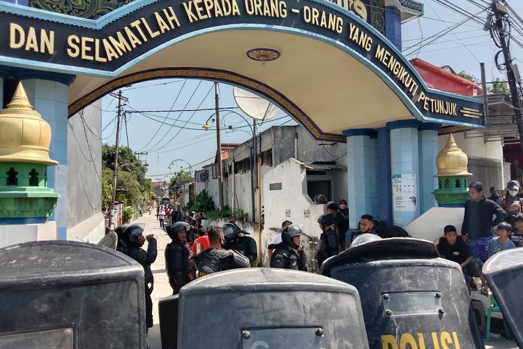 Petugas gabungan dari Polda Jatim dan Polres Jombang melakukan upaya jemput paksa terhadap MSA, tersangka kasus pencabulan. DPO polisi itu diduga bersembunyi di dalam pesantren yang dipimpin ayahnya.