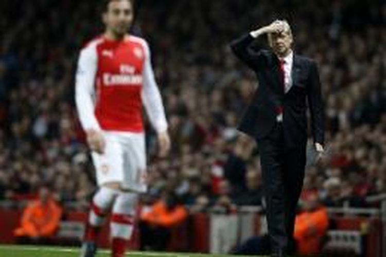 Salah satu ekspresi Manajer Arsenal Arsene Wenger (kanan) pada pertandingan Premier League, antara timnya dan Manchester United, di Emirates, London, Sabtu (22/11/2014). Laga itu berakhir 2-1 untuk tim tamu.