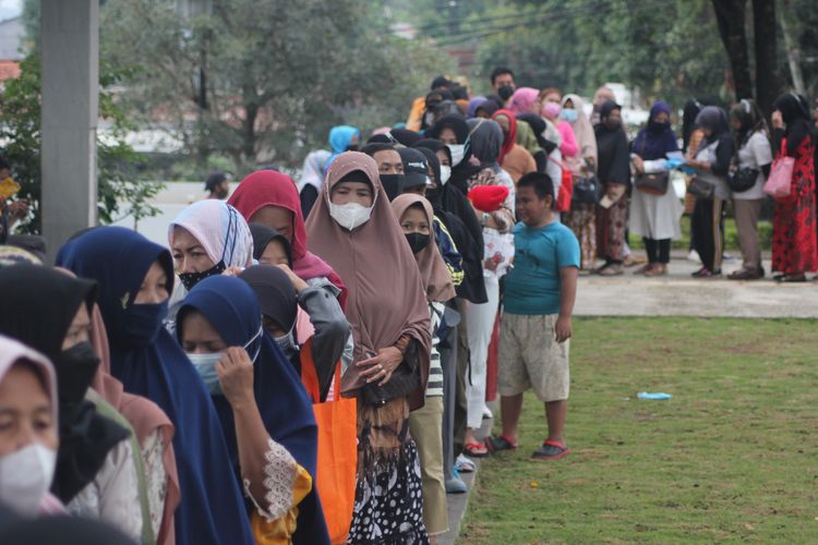 Antrian warga di Kabupaten Cianjur, Jawa Barat, Minggu (23/1/2022) untuk mendapatkan minyak goreng murah di tengah harganya yang terus melambung.