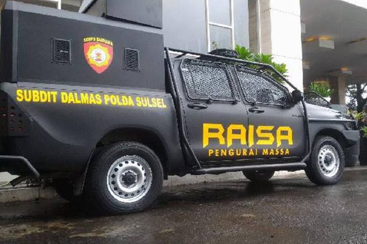 Mobil pengurai massa (RAISA) milik kepolisian Indonesia.