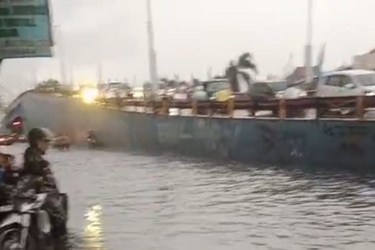 Akses Sidoarjo ke Surabaya terendam banjir, Rabu (6/2/2024).