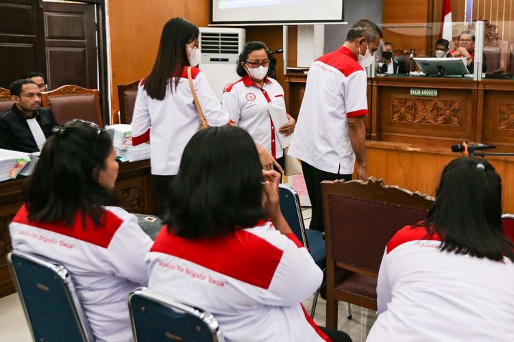 Saksi Devianita Hutabarat (adik Brigadir J), Rosti Simanjuntak (ibunda Brigadir J) dan Samuel Hutabarat (ayah Brigadir J) saat mengikuti persidangan dengan terdakwa Richard Eliezer Pudihang Lumiu di Pengadilan Negeri, Jakarta Selatan, Selasa (25/10/2022). Sebanyak 12 orang termasuk pihak keluarga Nofriansyah Yosua Hutabarat atau Brigadir J dihadirkan jaksa penuntut umum (JPU) sebagai saksi.