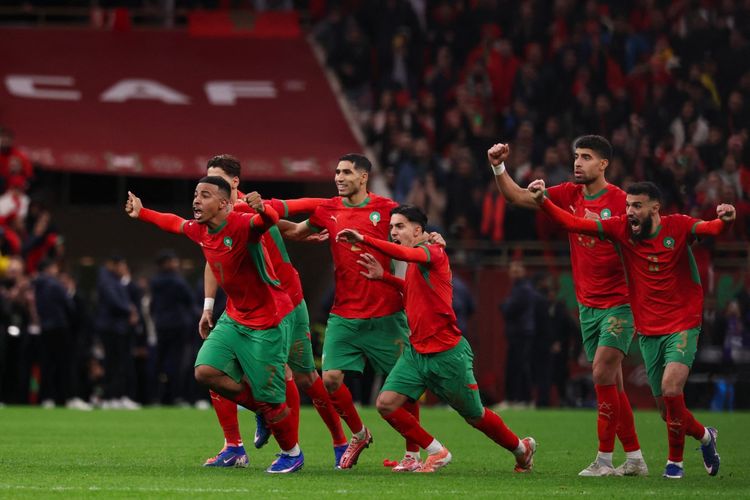 Achraf Hakimi (ketiga dari kiri) merayakan kemenangan adu penalti dengan rekan satu timnya dalam laga semifinal Piala Afrika 2025 (CAN) antara Nigeria vs Maroko di Stadion Prince Moulay Abdellah di Rabat pada 14 Januari 2026. (Foto oleh FRANCK FIFE / AFP)