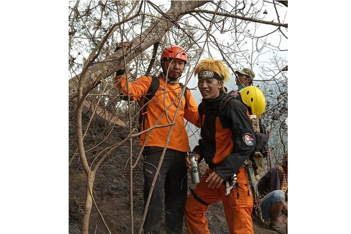 Naruto yang ikut memadamkan api di Gunung Merbabu