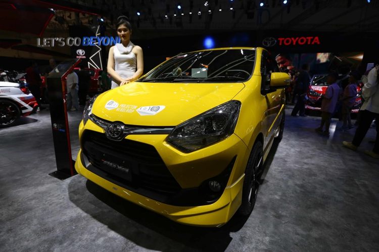 Toyota Agya dipamerkan saat acara Gaikindo Indonesia International Auto Show (GIIAS) 2017 di Indonesia Convention Exhibition (ICE), BSD City, Tangerang, Banten, Sabtu (19/8/2017). Menjelang penutupan GIIAS stan Toyota memberikan potongan harga hingga lima juta rupiah.