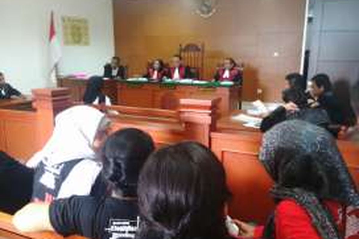 Sidang kasus penganiayaan yang menimpa seorang pekerja rumah tangga (PRT) Sri Siti Marni alias Ani (20) dengan agenda pembelaan atau eksepsi dari terdakwa Meta Hasan Musdalifah digelar di Pengadilan Negeri Jakarta Timur. Kamis (14/7/2016)