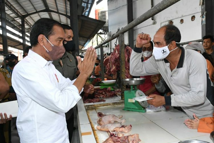 Presiden Joko Widodo saat membagikan bantuan langsung tunai bagi para pedagang kaki lima dan warung di Pasar Kebun Lada, Kota Binjai, Provinsi Sumatera Utara, pada Jumat (4/2/2022).