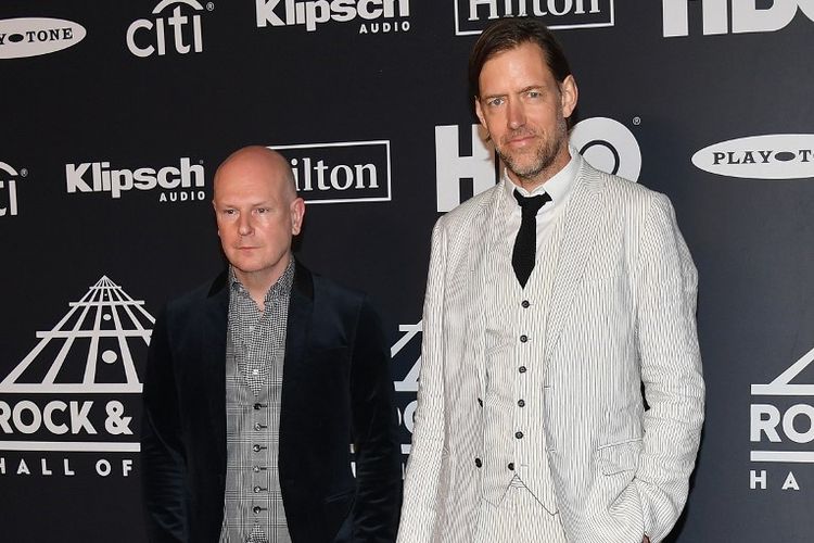 Dua personel band Radiohead Philip Selway (kiri) dan Ed OBrien menghadiri 34th Annual Rock & Roll Hall of Fame Induction Ceremony di Barclays Center, New York City, pada 29 Maret 2019.