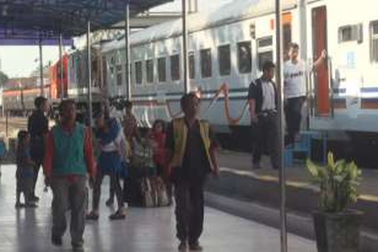 Suasana staisun kereta api Prabumulih masih lengang saat di panatau hari ini Kamis 23-6-016, diprediksi lonjakan penumpang akan terjadi mulai tanggal 29-6-2016 atau 7 hari jelang hari raya idul fitri