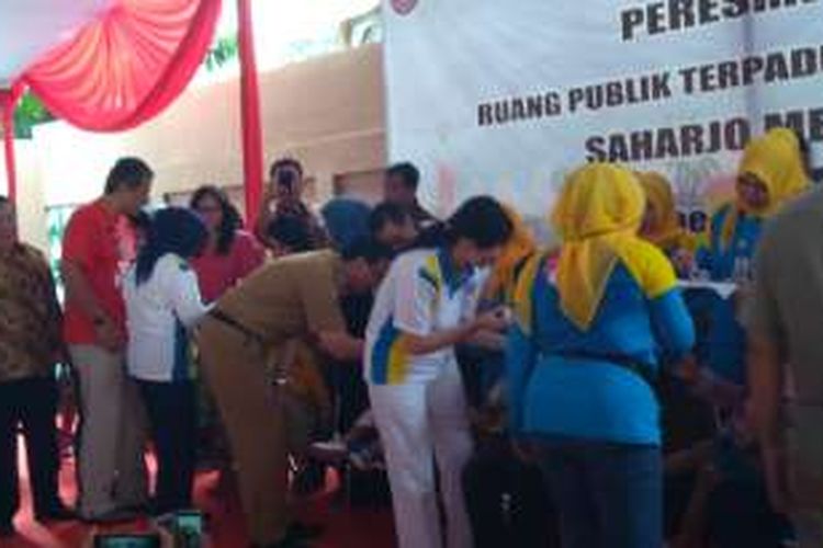 Gubernur DKI Jakarta Basuki Tjahaja Purnama dan istrinya Veronica Tan berikan vaksin polio untuk anak balita. 