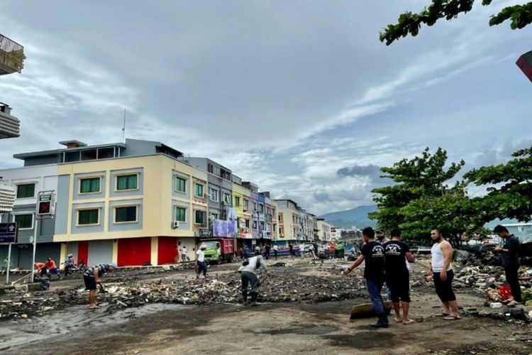 Material batu, kerikil dan sampah plastik mulai dibersihkan pengelola Megamas Manado, Senin (18/1/2021) pukul 10.55 WITA