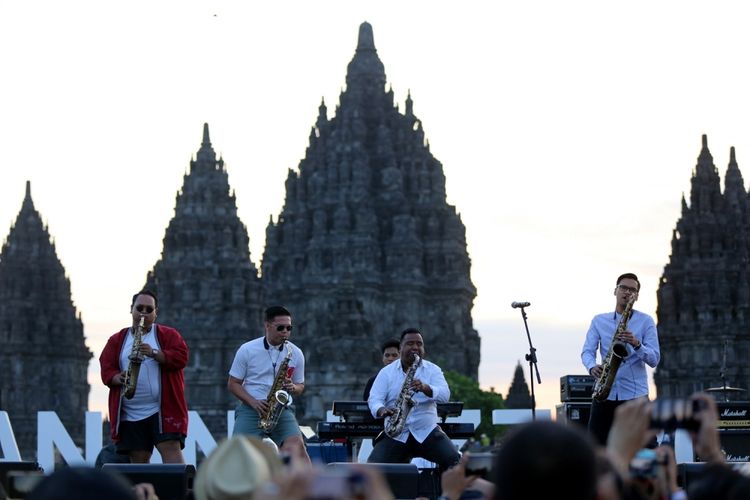 Saxx In The City tampil di Prambanan Jazz Festival 2017 di kompleks Candi Prambanan, Yogyakarta, Sabtu (19/8/2017). Prambanan Jazz Festival berlangsung selama tiga hari dari 18 sampai 20 Agustus 2017 di Candi Prambanan, Yogyakarta.