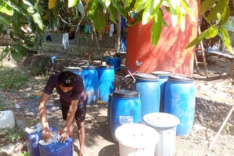 Warga Desa Gogodalem mengantrekan jiriken untuk mendapatkan air bersih.