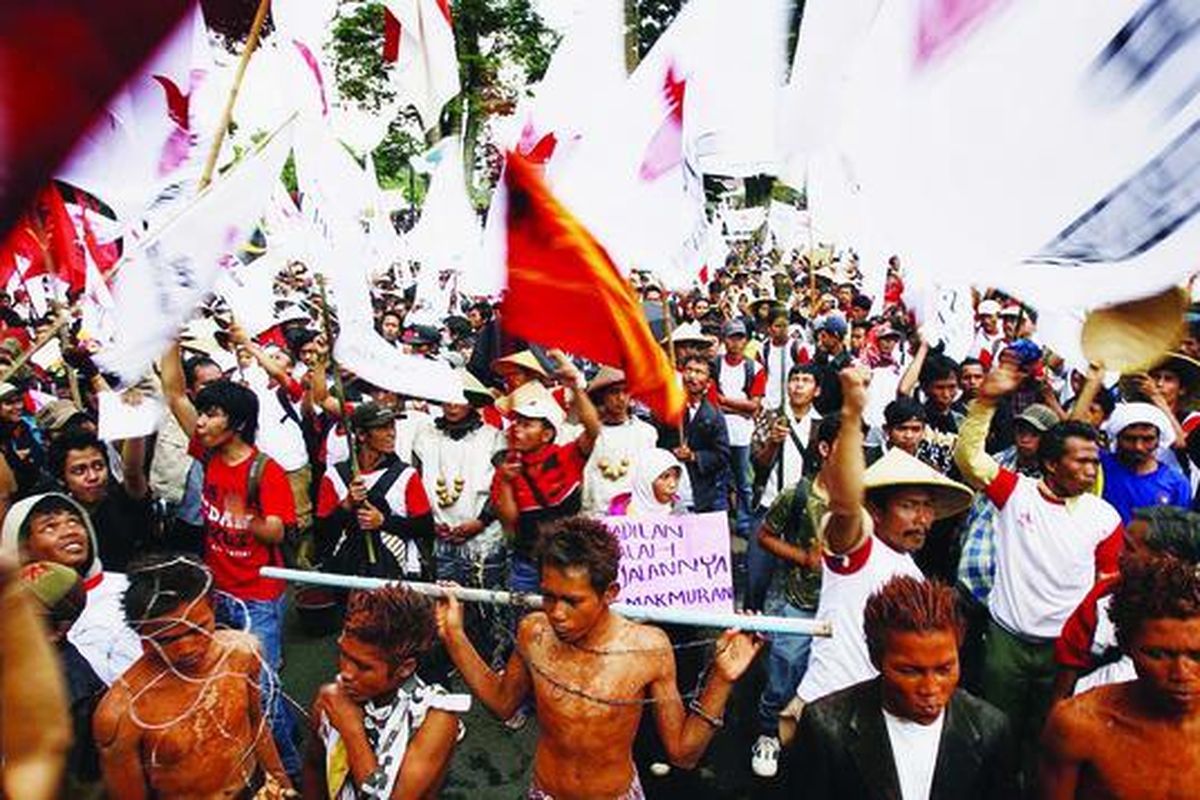 Sejumlah orang dari berbagai elemen menggelar unjuk rasa terkait peringatan Hari Antikorupsi Sedunia di depan Gedung Sate, Bandung, Jawa Barat, Rabu (9/12). Demo yang diikuti ribuan orang ini mengangkat isu skandal Bank Century senilai Rp 6,7 triliun.