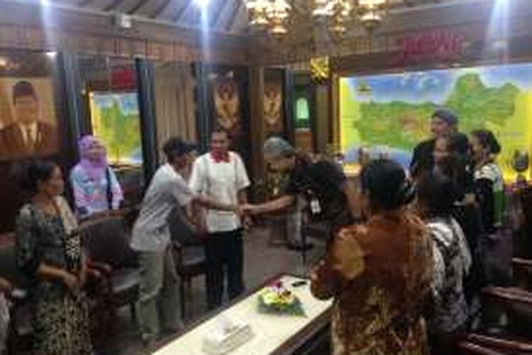 Sembilan orang Kartini Kendeng bersama dengan aktivis pegunungan Kendeng bertemu dengan Gubernur Jawa Tengah Ganjar Pranowo di kompleks gubernuran, Selasa (14/6/2016).
